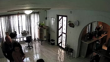 Uno de mis exprofesores de escuela me sedujo en una reunion y terminamos con una ida a coger con este viejito dandonos primero un faje en la sala