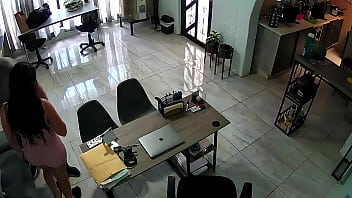 Uno de mis exprofesores de escuela me sedujo en una reunion y terminamos con una ida a coger con este viejito dandonos primero un faje en la sala