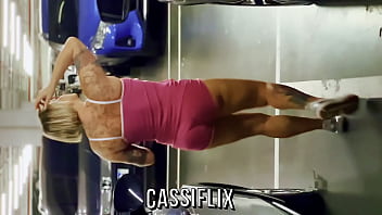S3e1 o enteado volta para casa e conhece a nova madrasta mais tarde à meia-noite ele a fode na cama compartilhada - completo no cassiflix