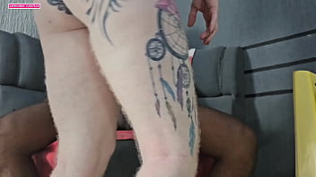 Transei com meu amigo enquanto o corno do meu marido descansava igual uma pedra pedi o safado para coloca tudo no meu cu para depois meu corno chupa seu esperma