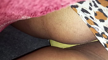 Esposa de calcinha deitada