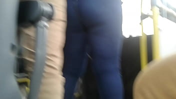 Culo en el bus