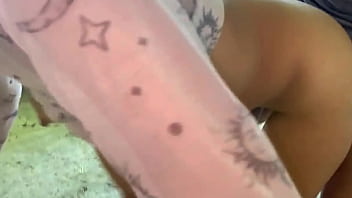 Tetona caliente de conño estrecho chupa y monta verga sin parar hasta terminar con el coño boquiabierto goteando semen