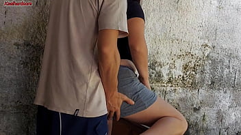 Minha esposa saiu e a empregada baixinha gostosa pegou meu pau e colocou dentro dela na área de casa