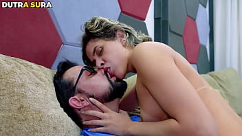 Fui visitar minha amiga chegando lá avistei o frotinha deitado no sofá não acreditei tive que fazer um vídeo pra mandar pro meu corno chifrudo