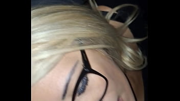 Meu marido me levou para conhecer um cinema porno e olhem como os machos que estavam lá me deixaram com a boca e cara toda esporrada adorei