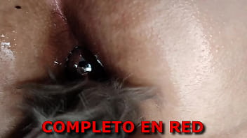 Me meten un plug anal pro primera vez - mi padrastro quiere que le de mi culito - primer anal con plug