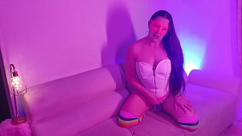 Esta camarera se deja follar por algo de dinero en la habitación oculta mientras afuera todos se divierten en el bar 1