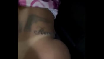Novinho de 18 aninhos me comeu gostoso no carro primeira vez que experimentou e já pediu meu numero que delícia vídeo
