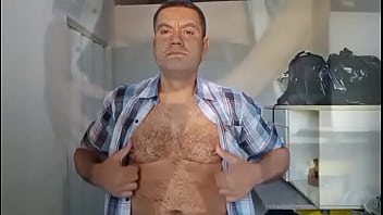 Jardineiro mega-dotado macetando a pica grossa até gozar - urso brasileiro fodendo a caceta até jorrar leite - dotado tocando punheta na fazenda