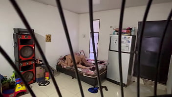 Observo por la ventana de la vecina y la pillo teniendo sexo lesbico con juguetes con su supuesta amiga mientras su marido esta en el trabajo