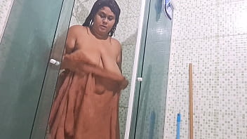 Madrasta safada fica cheia de tesao e manda vídeo para enteado safado fazendo um grande squirt