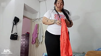 Cuando no esta la esposa mi jefe me dice que me ponga un lindo traje para hacer los oficios de la casa y siempre me termina follando - parte 1