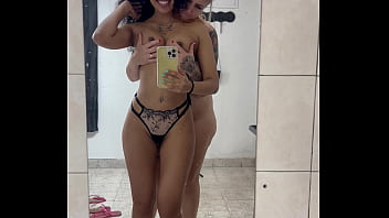 Peguei minha melhor amiga da escola se tocando na frente do espellho do meu quarto não aguentei somente essa nifetinha gostosa acabei chupando ela gostoso esse corpo quente