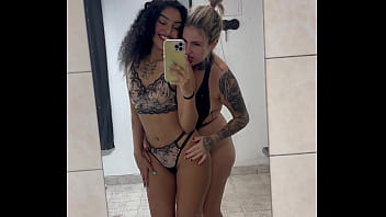 Peguei minha melhor amiga da escola se tocando na frente do espellho do meu quarto não aguentei somente essa nifetinha gostosa acabei chupando ela gostoso esse corpo quente