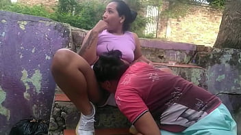 Le doy un vaso de agua a la vecina nalgona y terminamos teniendo sexo lesbico en la calle hasta el orgasmo