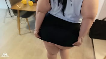 La puta de mi vecina siempre sale a la puerta mostrando su enorme culo pero esta vez me lo pude follar hasta llenarselo de creampie - historia completa