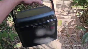 Me exibindo na trilha pro marido pra deixar ele com tesão e foder ele me macetou firme até eu deixar o pau todo lambuzado de tanto que eu gozei