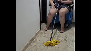 Coolmarina meona viciosa va tan caliente que después de fregar su meada se mete el palo de la fregona