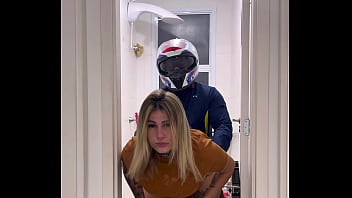 Motoboy entra no banheiro feminino sem avisar e fode a mulher que estava lá dentro mijando a goza muito na pica dele e pede fode essa buceta caralho