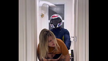 Motoboy entra no banheiro feminino sem avisar e fode a mulher que estava lá dentro mijando a goza muito na pica dele e pede fode essa buceta caralho
