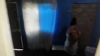 Padrastro pervertido ama el gran culo de su hijastra y termina cogiéndola hasta correrse en su culo