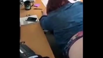 Je sodomise ma secrétaire sur son bureau