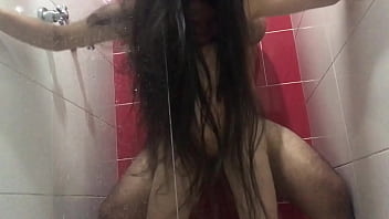 Novia delgada y traviesa es follada en la ducha de un baño por una enorme corrida extraña en su boca - amateur nora milf - andy z 94