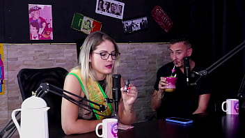 Gosta de fazer pornô explícito e seu fetiche mais estranho foi gravar o barulho de seu estômago - baby fire sheer red
