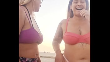 Falando sacanagens na praia com amiga safada e depois tiramos a virgindade do novinho que encontramos lá