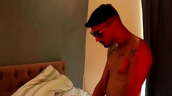 Ruiva fuma seu cigarro e fode com dotado até gozar na pica