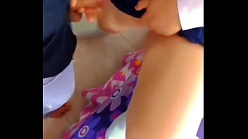Las morras de bachillerato¡ya la saben mamar se ve bien inocente con su uniforme pero succiona como profesional ¡pendejita chibola entrega el culito por calificación y sin condón ¡hasta grita la muy puta