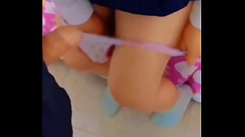 Las morras de bachillerato¡ya la saben mamar se ve bien inocente con su uniforme pero succiona como profesional ¡pendejita chibola entrega el culito por calificación y sin condón ¡hasta grita la muy puta