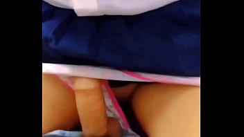 Las morras de bachillerato¡ya la saben mamar se ve bien inocente con su uniforme pero succiona como profesional ¡pendejita chibola entrega el culito por calificación y sin condón ¡hasta grita la muy puta