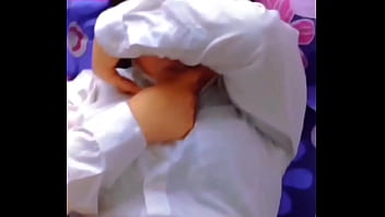 Las morras de bachillerato¡ya la saben mamar se ve bien inocente con su uniforme pero succiona como profesional ¡pendejita chibola entrega el culito por calificación y sin condón ¡hasta grita la muy puta