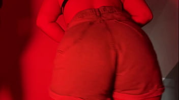 Su amiga nos graba en un depósito con luces rojas mientras la garcho duro y le lleno el culo de leche