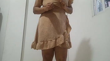 Hijastra limpia su casa para la llegada del padrastro bandida enseña su coño y sus tetas mientras limpia