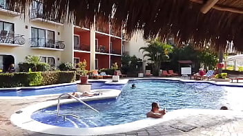 La chica acostada en la orilla de la alberca es evitaloveporn el pendejo que está con el cel es un desconocido que no sab