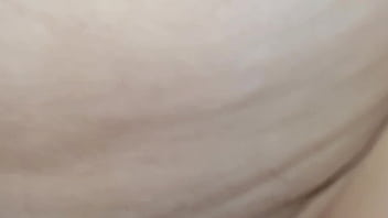 Close na buceta molhada e muita porra depois da foda enfiei o pau e a porra pra dentro da xoxota dela