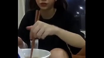 Em áo trắng dễ thương ngực to