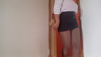 Profesora de matematicas le da clases dirigidas a su alumno rebelde y ella se masturba mirandole la rica polla de su alumno camilo
