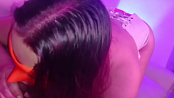 Esta camarera se deja follar por algo de dinero en la habitación oculta mientras afuera todos se divierten en el bar 2