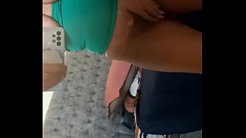 Hijastra cachonda se masturba al frente del espejo sin pensar que el pervertido de su padrastro esta detras de la puerta escuchando sus gimidos