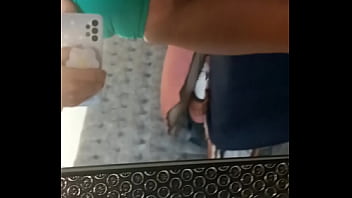 Hijastra cachonda se masturba al frente del espejo sin pensar que el pervertido de su padrastro esta detras de la puerta escuchando sus gimidos