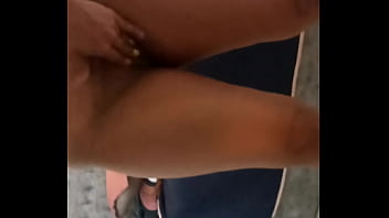 Hijastra cachonda se masturba al frente del espejo sin pensar que el pervertido de su padrastro esta detras de la puerta escuchando sus gimidos