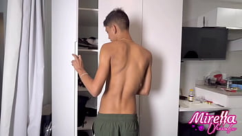 Garoto gay sozinho em casa com a amiga fica vendo ela trocar de roupa e se exita ela fez o gay comer buceta