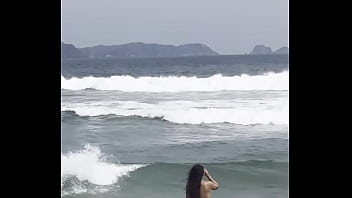 Fui con mi novio a la playa y frente al mar me desnude para meterme a jugar sin ropa entre las olas