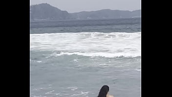 Fui con mi novio a la playa y frente al mar me desnude para meterme a jugar sin ropa entre las olas