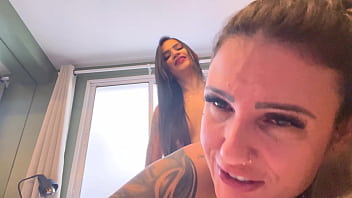 Nossa aquela foda gostosa com a quentura da buceta bem gostosa buceta com buceta chupando um cu bem molhado prontos pra gozar muito nessa suruba o pinto latejando