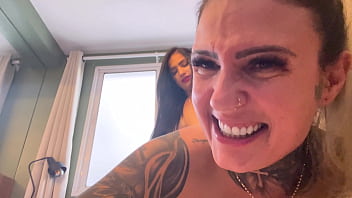 Nossa aquela foda gostosa com a quentura da buceta bem gostosa buceta com buceta chupando um cu bem molhado prontos pra gozar muito nessa suruba o pinto latejando
